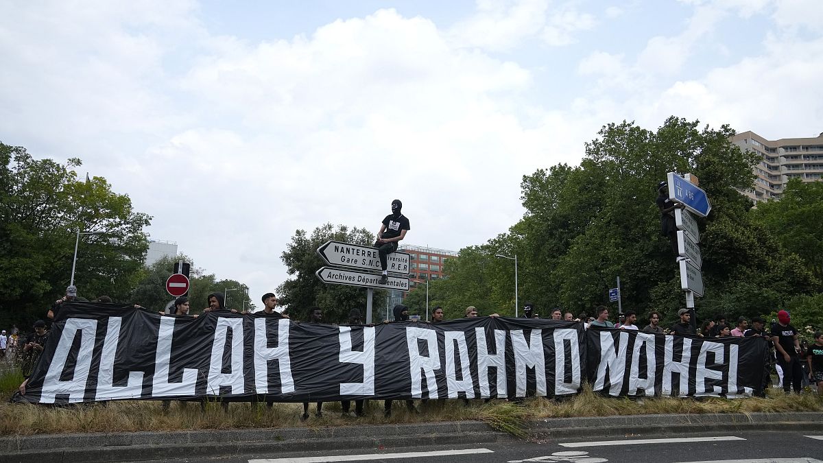لافتة مكتوب عليها "الله يرحمك نائل" في نانتيير غرب باريس، فرنسا.