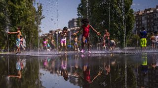 Gyerekek játszanak kánikula idején egy madridi parkban