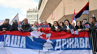 manifestanti tengono uno striscione con i contorni della Repubblica Srpska e la scritta "Il nostro Stato". Repubblica Srpska, il 20 aprile 2022.