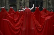 Die roten Tücher stehen für die "blutigen Geister" der getöteten Stiere, so die Aktivisten.