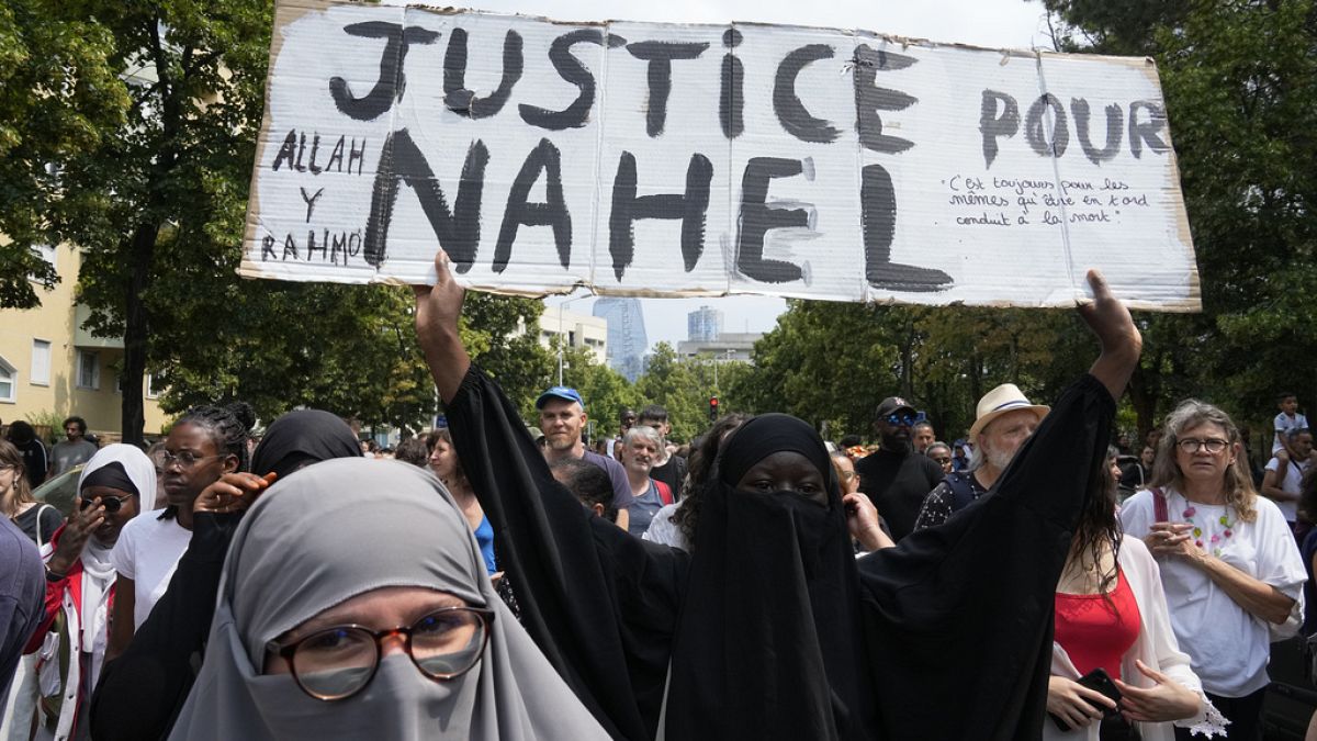 17 yaşındaki Nahel'in ölümü protestoların yanı sıra Fransa'da ırk, din ve etnik kökenle ilgili tartışmaları alevlendirdi. 