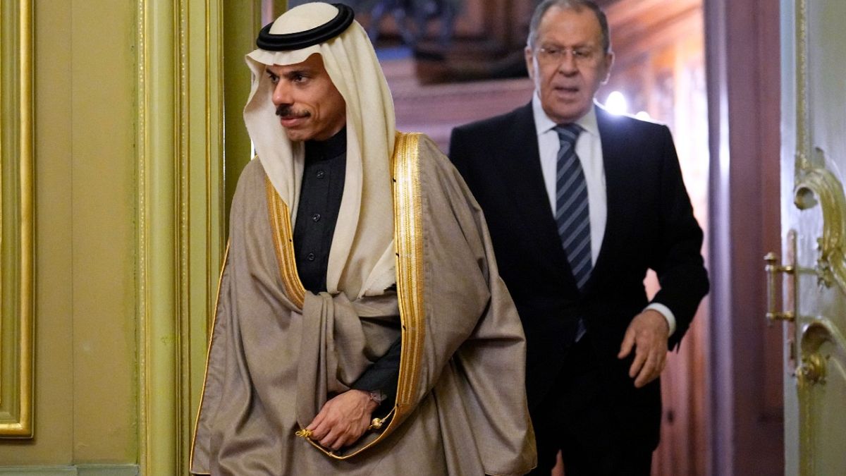وزير الخارجية السعودي الأمير فيصل بن فرحان آل سعود ووزير الخارجية الروسي سيرغي لافروف في موسكو، روسيا.