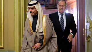 وزير الخارجية السعودي الأمير فيصل بن فرحان آل سعود ووزير الخارجية الروسي سيرغي لافروف في موسكو، روسيا.