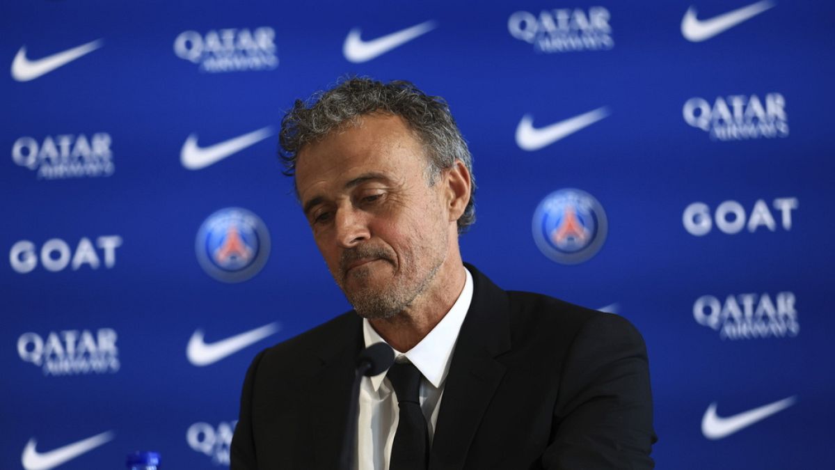 El recién nombrado entrenador del PSG, Luis Enrique, reacciona durante una rueda de prensa en el nuevo campo de entrenamiento del París-Saint-Germain el 5/7/2023.