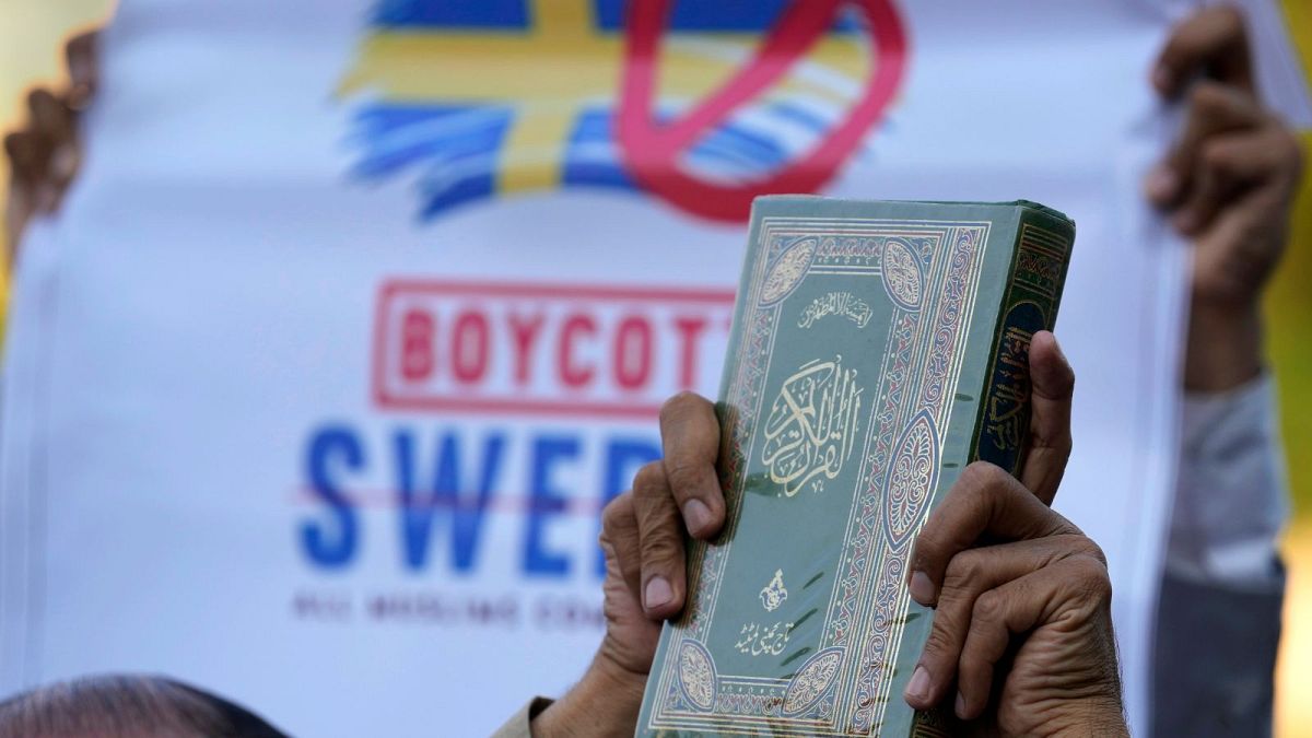 عکس ارشیوی از اعتراض مسلمانان پاکستانی به قرآن‌سوزی در سوئد