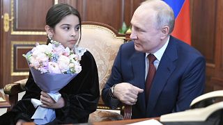 بوتين وإلى جانبه الفتاة ريسات أبيكوفا