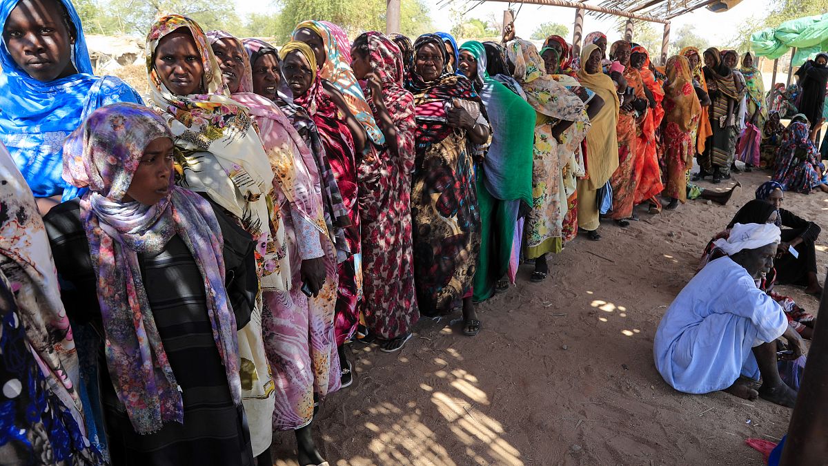 نساء سودانيات ينتظرن في طابور للحصول على المساعدات الإنسانية