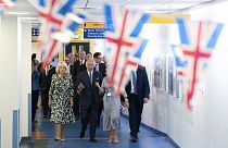 O rei Carlos III e a Rainha Camila visitam instalações do SNS do Reino Unido