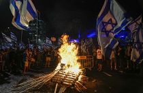 Manifestanti bloccano l'autostrada principale di Tel Aviv
