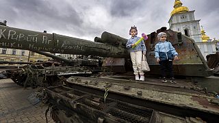 Gyerekek egy kiégett orosz tankon Kijevben