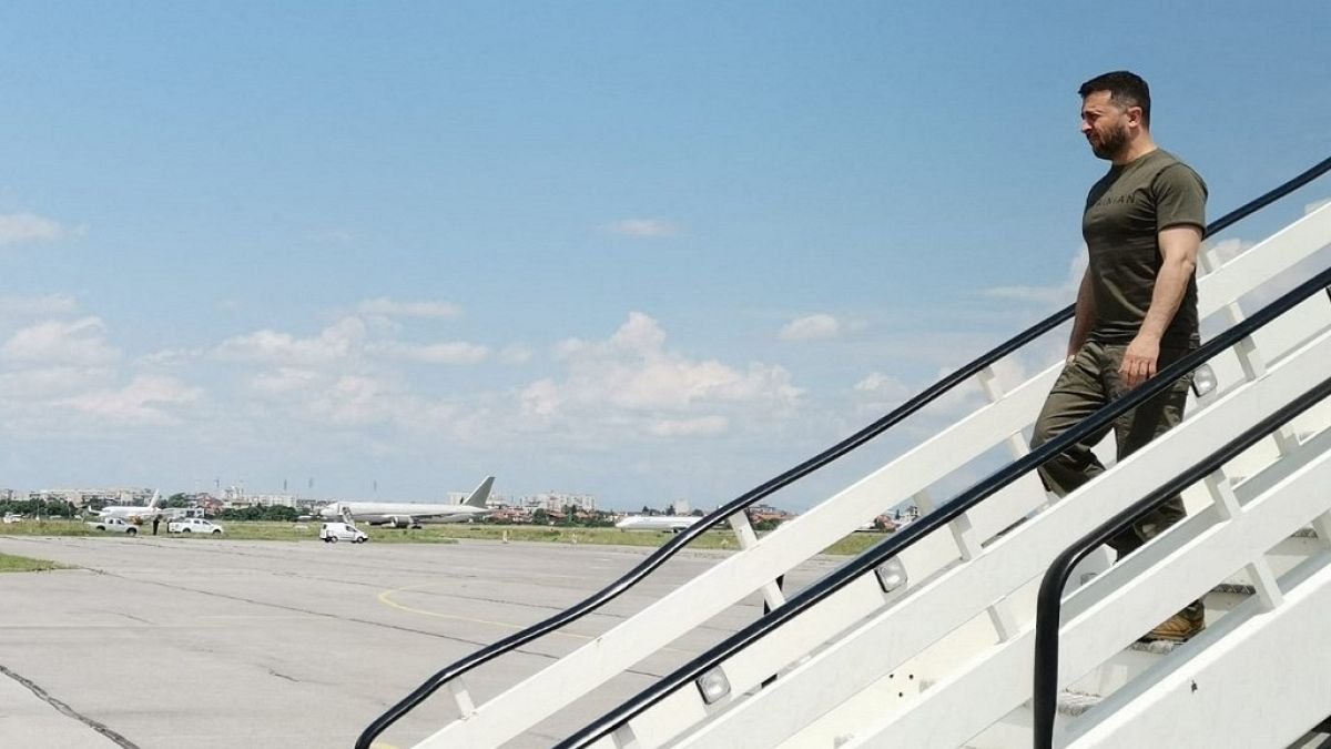 الرئيس الأوكراني لحظة وصوله إلى بلغاريا