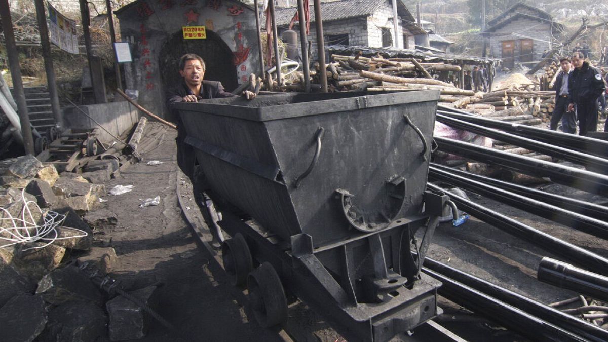 عامل إنقاذ عند مدخل منجم فحم في ليانيوان بمقاطعة هونان جنوب الصين، الأربعاء 17 ديسمبر 2008.