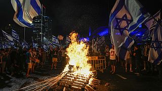 Hükümetin adalet reformuna karşı otoyollarda barikat kuran İsrailli göstericiler