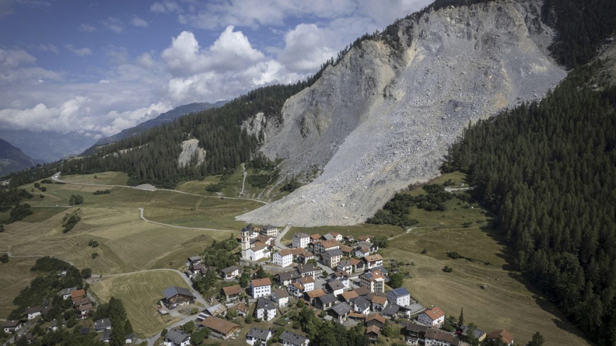 Das Schweizerische Bergdorf Brienz in Graubünden ist vom jüngsten Felssturz verschont geblieben.