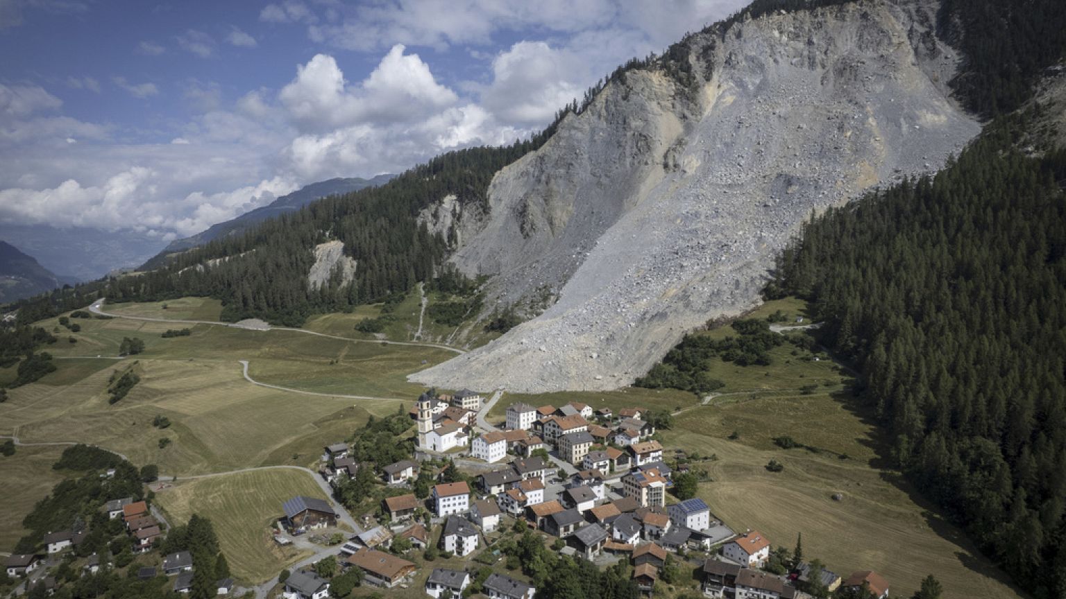 nach-felssturz-in-schweizer-bergdorf-anwohner-innen-kehren-zur-ck
