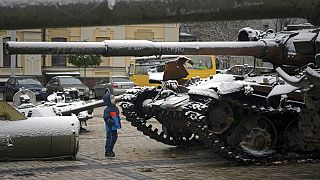 Arşiv: Ukrayna'nın başkenti Kiev'de tahrip edilen Rus tankları sergileniyor