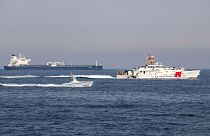 کشتی نیروی دریایی آمریکا به همراه یک شناور هدایت‌پذیر از راه دور (شهپاد) در تنگه هرمز به تاریخ ۱۹ آوریل ۲۰۲۳