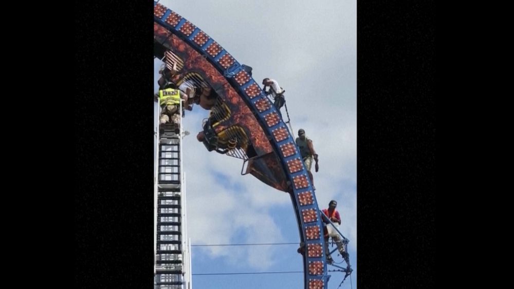 VIDEO : WATCH: Wisconsin roller coaster riders trapped upside down