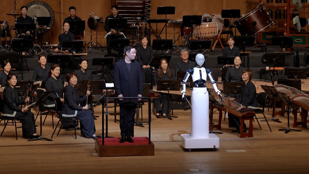 Orchestra-conducting robot wows audience in S. Korean capital.