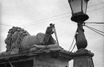A Lánchíd egyik kandelábere a világháború utáni felújítás átadásakor, 1949