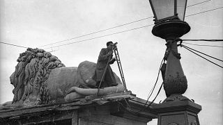 A Lánchíd egyik kandelábere a világháború utáni felújítás átadásakor, 1949