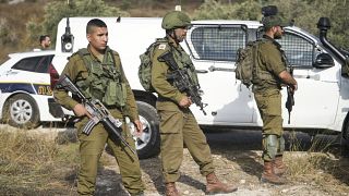 جنود إسرائيليون يقفون في موقع إطلقا النار قرب مستوطنة كدوميم شمالي الضفة الغربية المحتلة