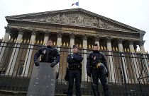 نیروهای پلیس در مقابل محلس ملی فرانسه 
