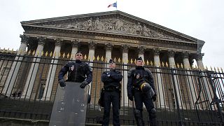 نیروهای پلیس در مقابل محلس ملی فرانسه 