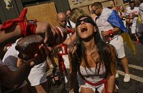 محتف يشرب النبيذ في انتظار الافتتاح الرسمي لمهرجانات سان فيرمين 2023 لمصارعة الثيران في بامبلونا في إسبانيا