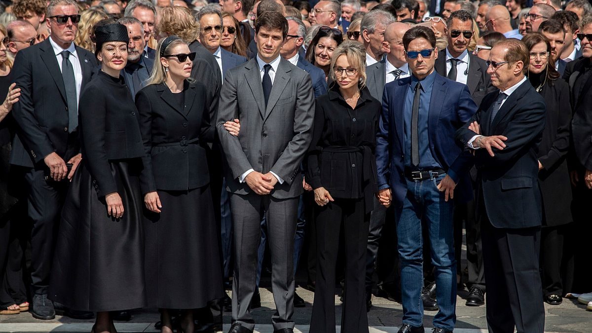 Пятеро детей и брат Сильвио Берлускони у миланского Дуомо, где проходила государственная церемония похорон бывшего премьера.