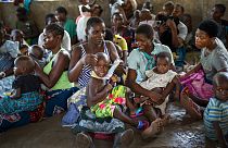 Oltásra várakozók Malawi egyik településén az első oltóanyag megjelenésekor