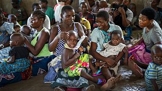 Oltásra várakozók Malawi egyik településén az első oltóanyag megjelenésekor