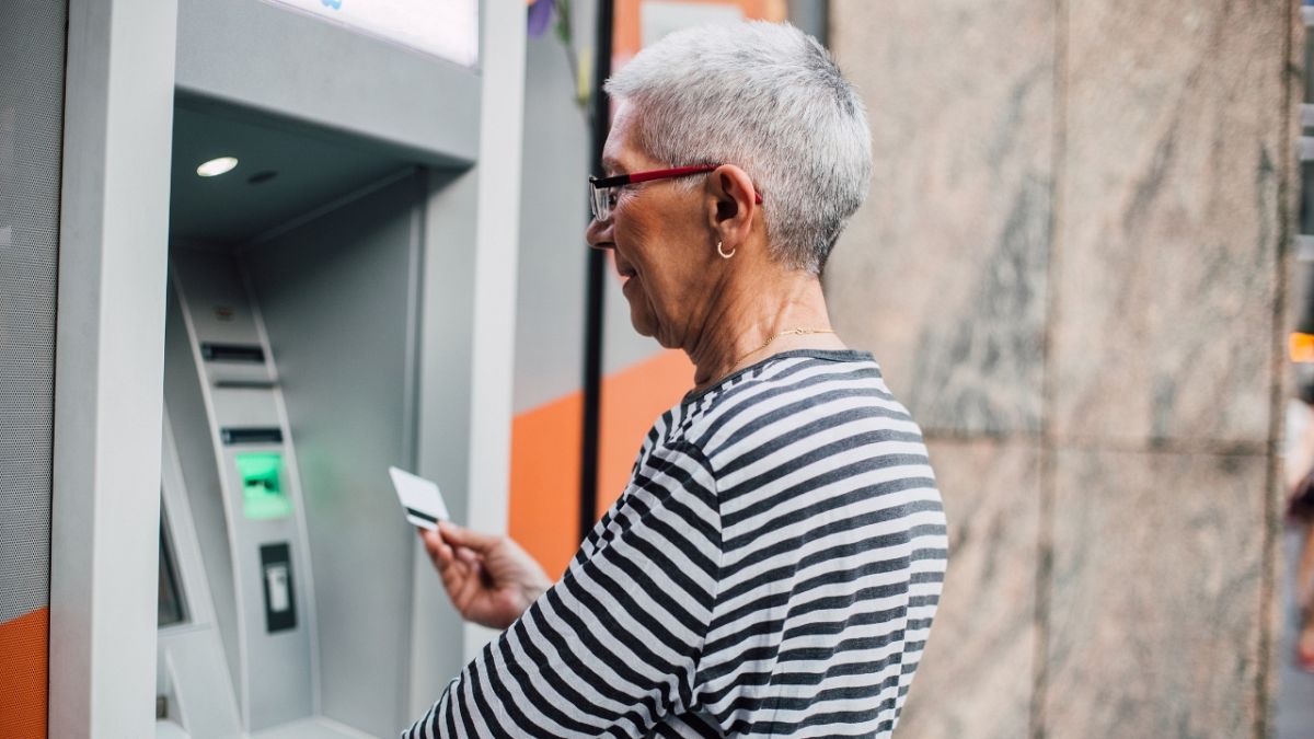 Emekli bir birey ATM'den maaşını çekiyor 