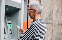 Emekli bir birey ATM'den maaşını çekiyor