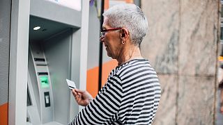 Emekli bir birey ATM'den maaşını çekiyor