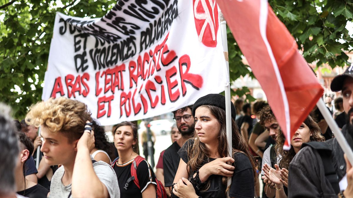 مظاهرة في تولوز الفرنسية ولافتة كتب عليها لتسقط الدولة العنصرية والبوليسية