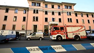 Imagen de un camión de bomberos, a las puertas de la residencia en la que se produjo el incendio que causó varios muertos en una residencia de ancianos en Milán.