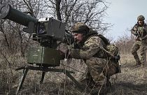 Des soldats ukrainiens installent un système de missile antichar "Stugna" près de Bakhmut, dans la région de Donetsk, en Ukraine, le 17 mars 2023.
