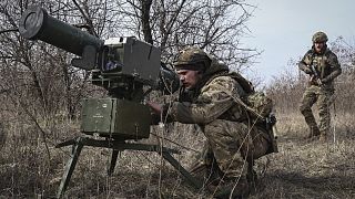 Soldados ucranianos instalam um sistema de mísseis antitanque "Stugna" perto de Bakhmut, região de Donetsk, Ucrânia, 17 de março de 2023.