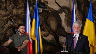 Imagen del presidente de Ucrania, Volodímir Zelenski, y su homólogo checo, Petr Pavel, en su encuentro en Praga.