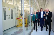 La présidente de la Commission européenne, Ursula von der Leyen, a visité vendredi matin le Centre interuniversitaire de microélectronique (IMEC), situé à Louvain, en Belgique.