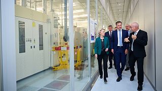 Ursula von der Leyen bizottsági elnök a belga miniszterelnökkel az IMEC gyárában