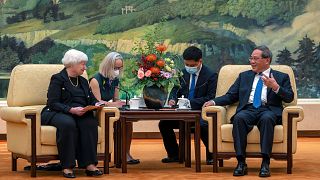 دیدار لی چیانگ نخست‌وزیر چین (راست) با جنت یلن وزیر خزانه داری آمریکا (چپ) به تاریخ هفتم ژوئیه ۲۰۲۳