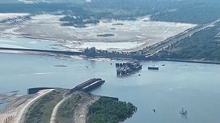 Fotografia aérea da barragem de Kakhovskaya destruída