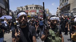 Fegyveres férfiak a két lelőtt terrorista temetésén Nablusban