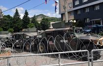 A KFOR páncélozott járművei a leposavici városháza előtt júniusban