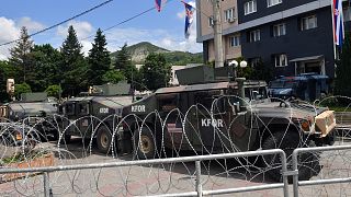 A KFOR páncélozott járművei a leposavici városháza előtt júniusban