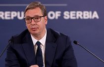 Aleksandar Vucic szerb elnök egy belgrádi sajtóértekezletén