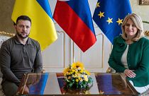 Zuzana Caputova szlovák államfő és Volodimir Zelenszkij ukrán elnök a pozsonyi elnöki palotában