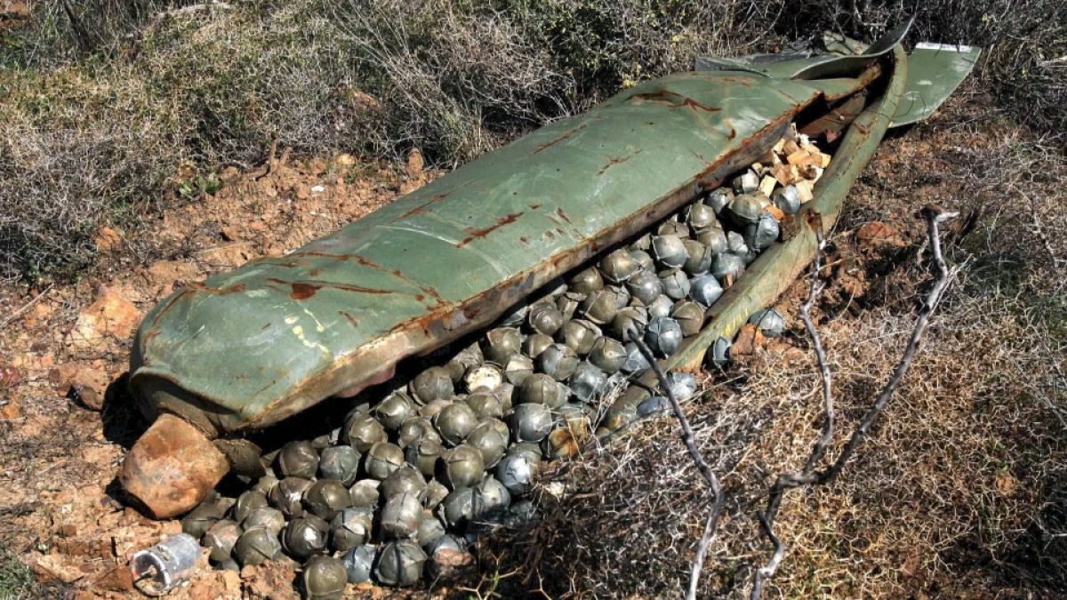 Este tipo de bombas multiplica-se em várias pequenas munições e acabam por se propagar por áreas mais vastas do que outros projéteis.